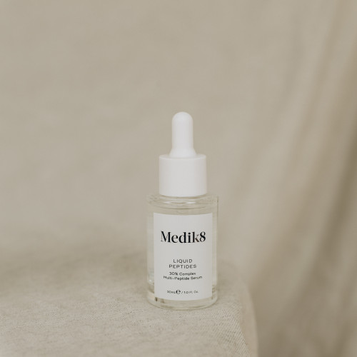 Medik8 Liquid Peptides 30 ml Комплекс зволожувальних пептидів на косметичних дронах